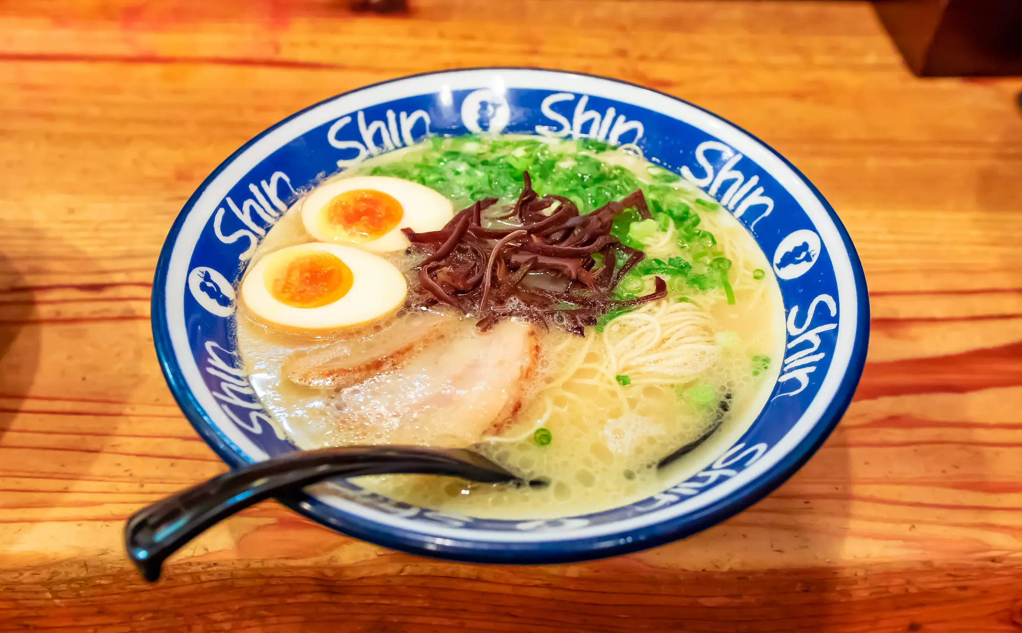 博多らーめん ShinShin 天神本店 - 天神 | 博多豚骨ラーメン | VACAN 