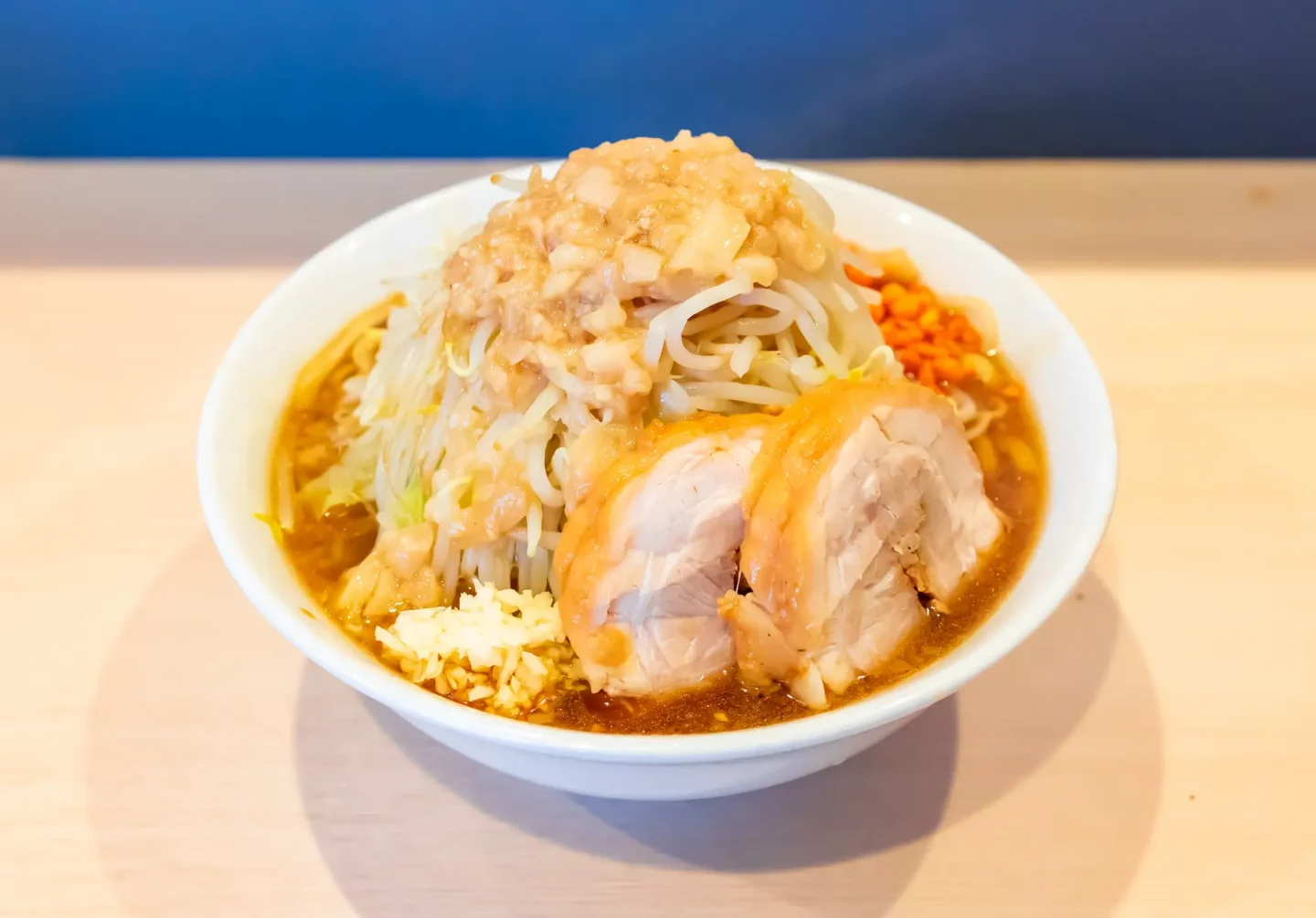 ラーメン鷹の目 蒲田店 - 蒲田 | 二郎系ラーメン・つけ麺 | VACANラーメン特集